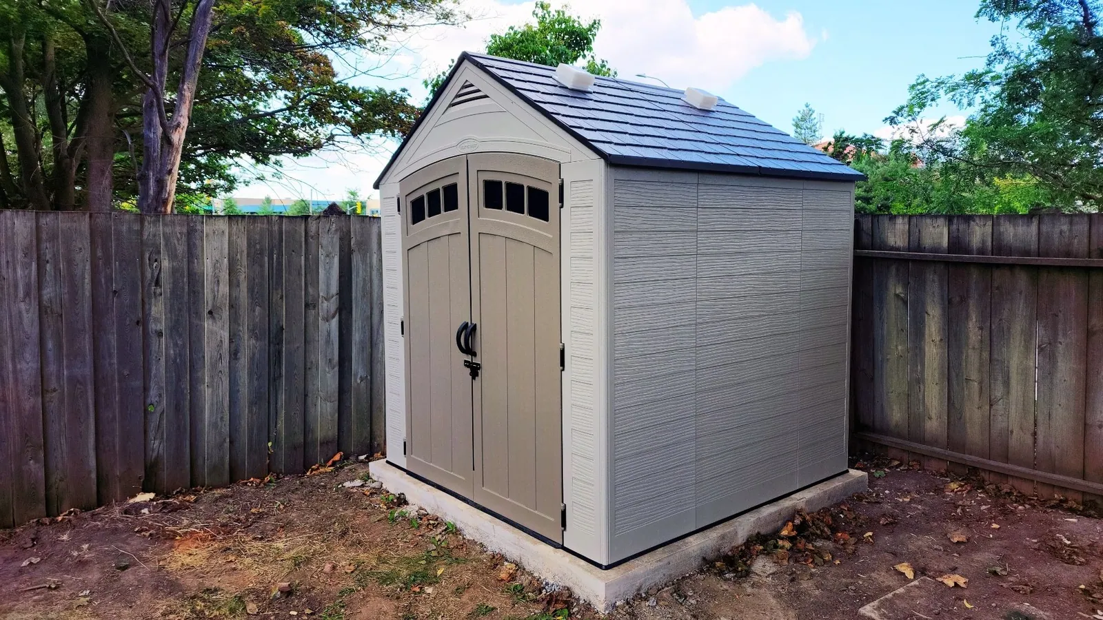 Lifetime shed assembled on a levelled wood base